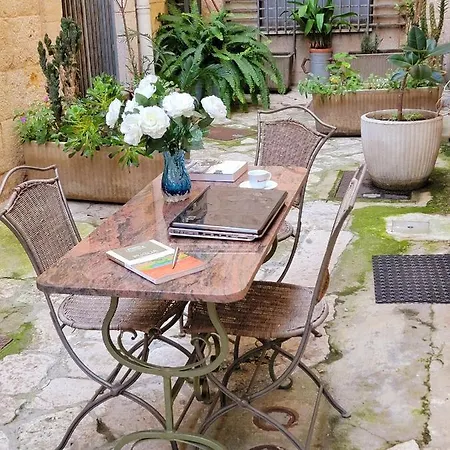 Historic Apulia Old Town Stone House With Private Patio Apartmán